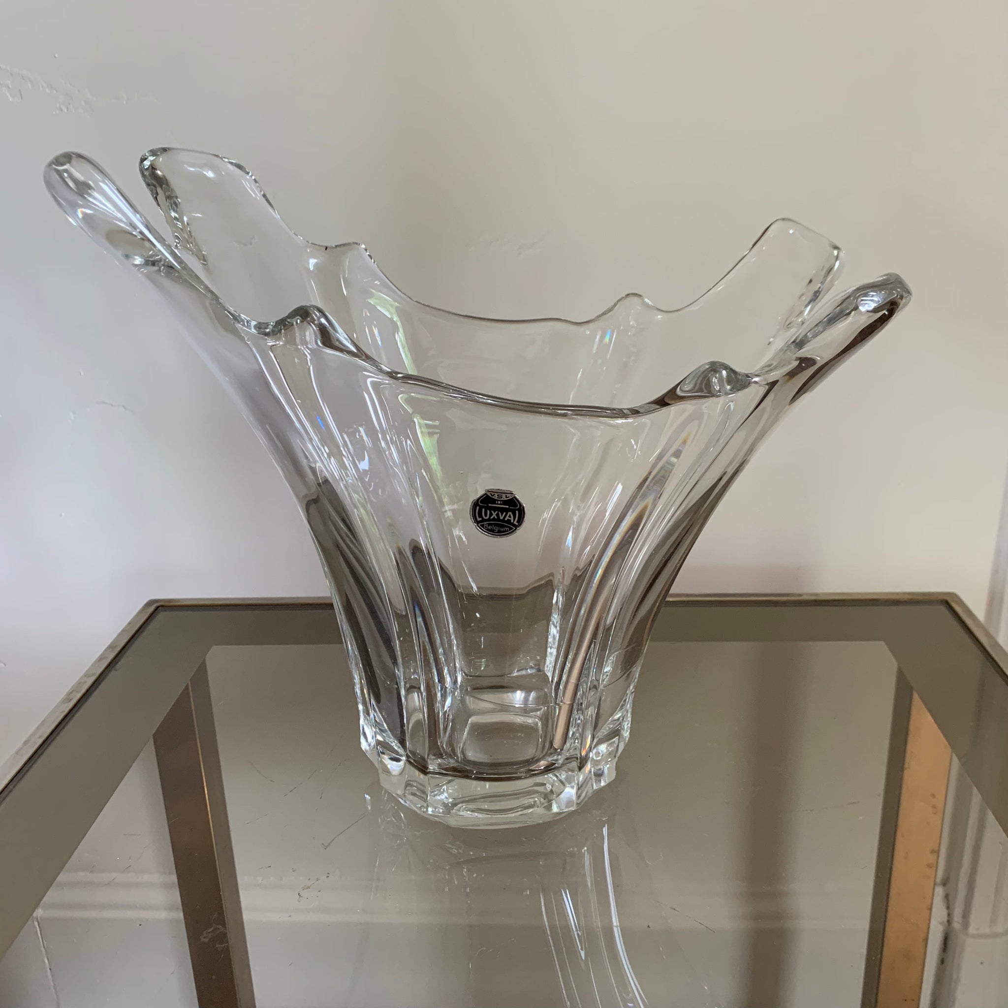 Vase de forme tulipe en verre coulé Luxval du Val-St-Lambert - Modus Vivendi Antiques