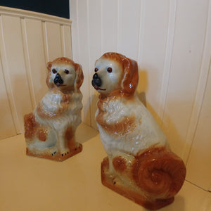 Paire de chiens en faïence anglaise Staffordshire XIXème siècle