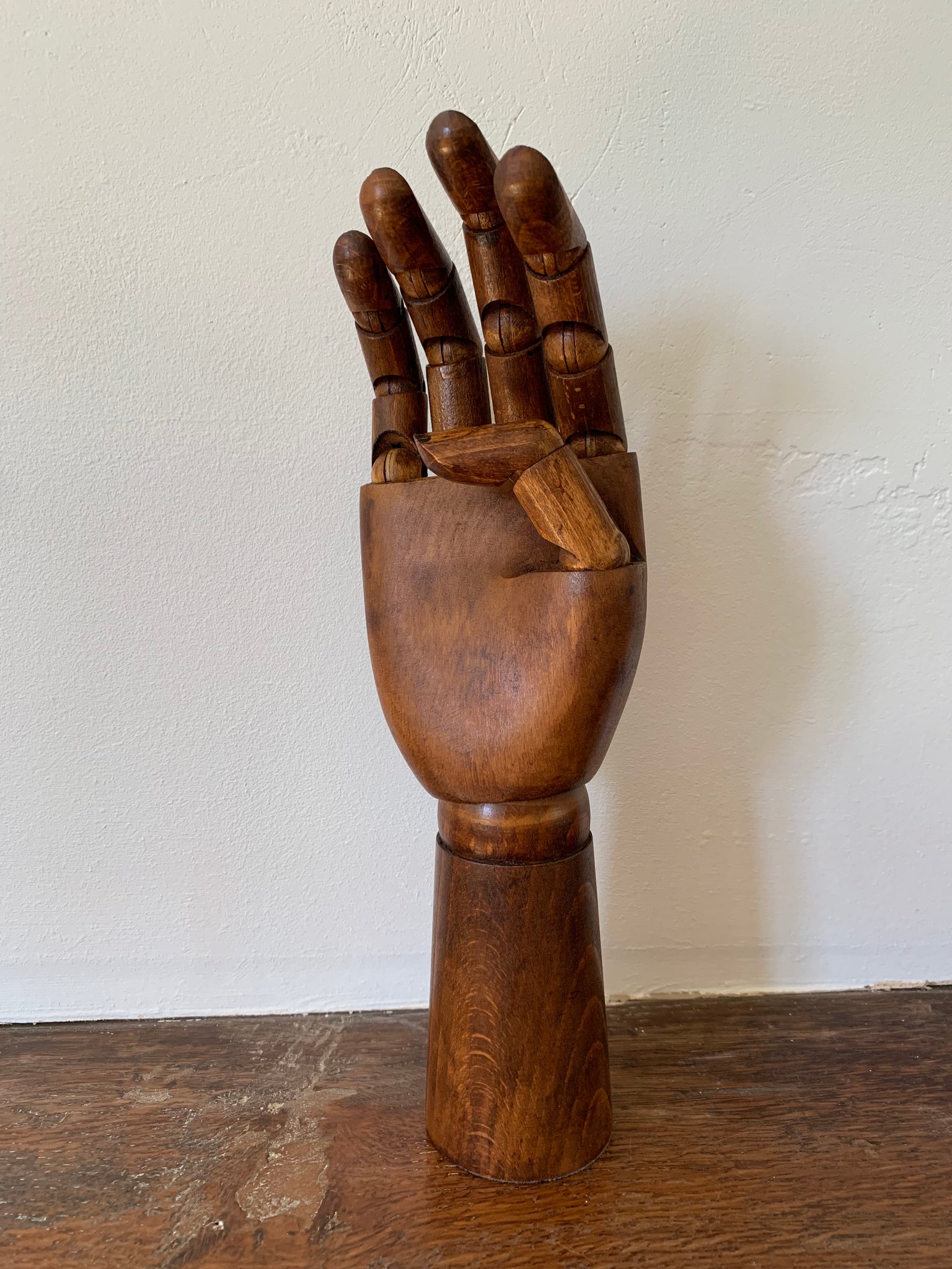 Main articulée en bois