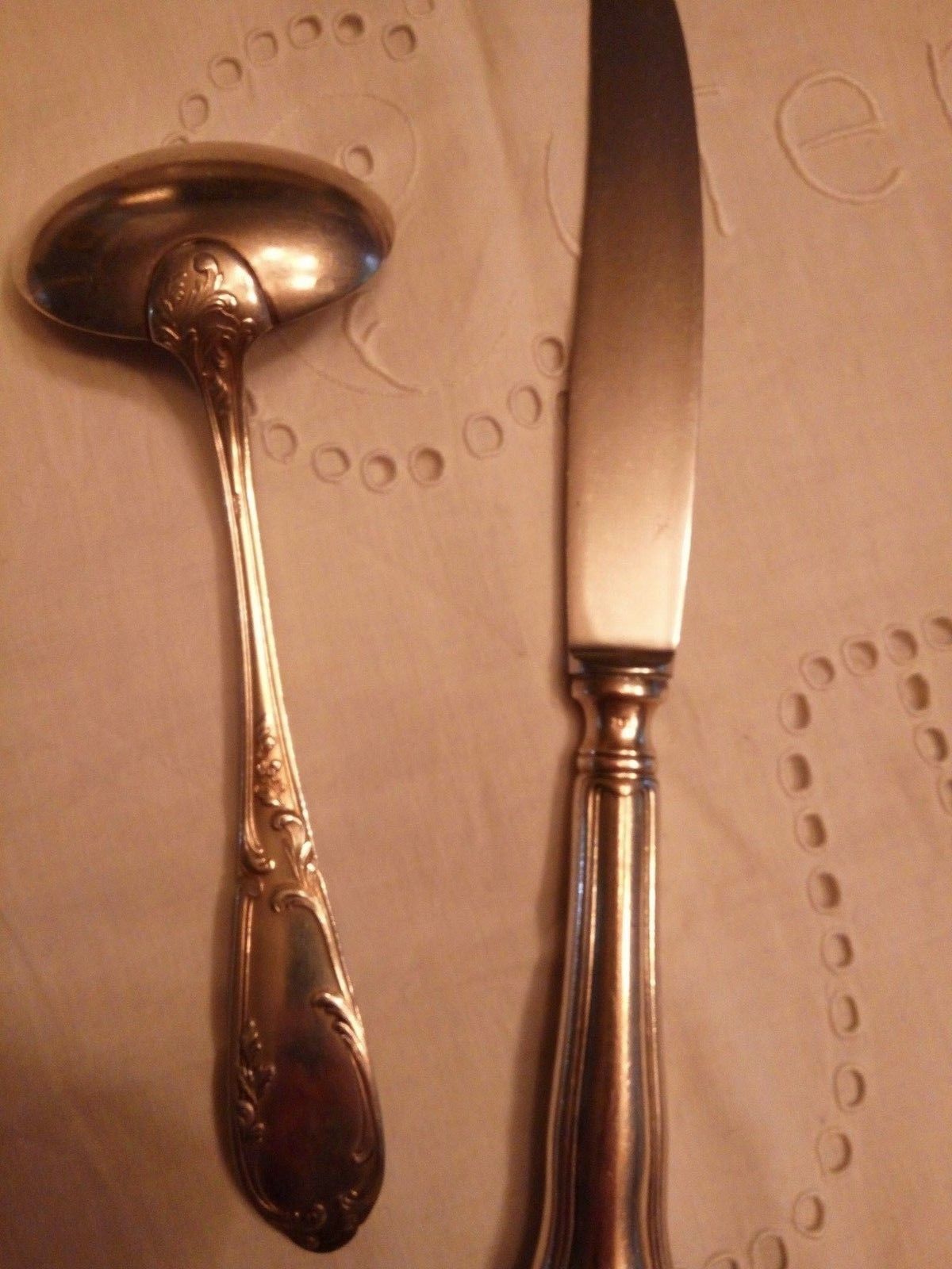 Couteau à rôti et cuillère à sauce en métal argenté poinçonnés, long: 25 et 19cm - Modus Vivendi Antiques
