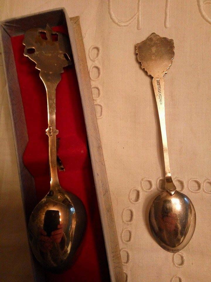 Lot de 2 petites cuillères EPNS et Alpacca, collection souvenirs, long: 12 cm - Modus Vivendi Antiques