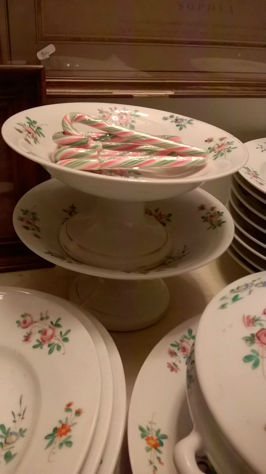 Grande partie de service de table, en porcelaine à décor de fleur - Modus Vivendi Antiques