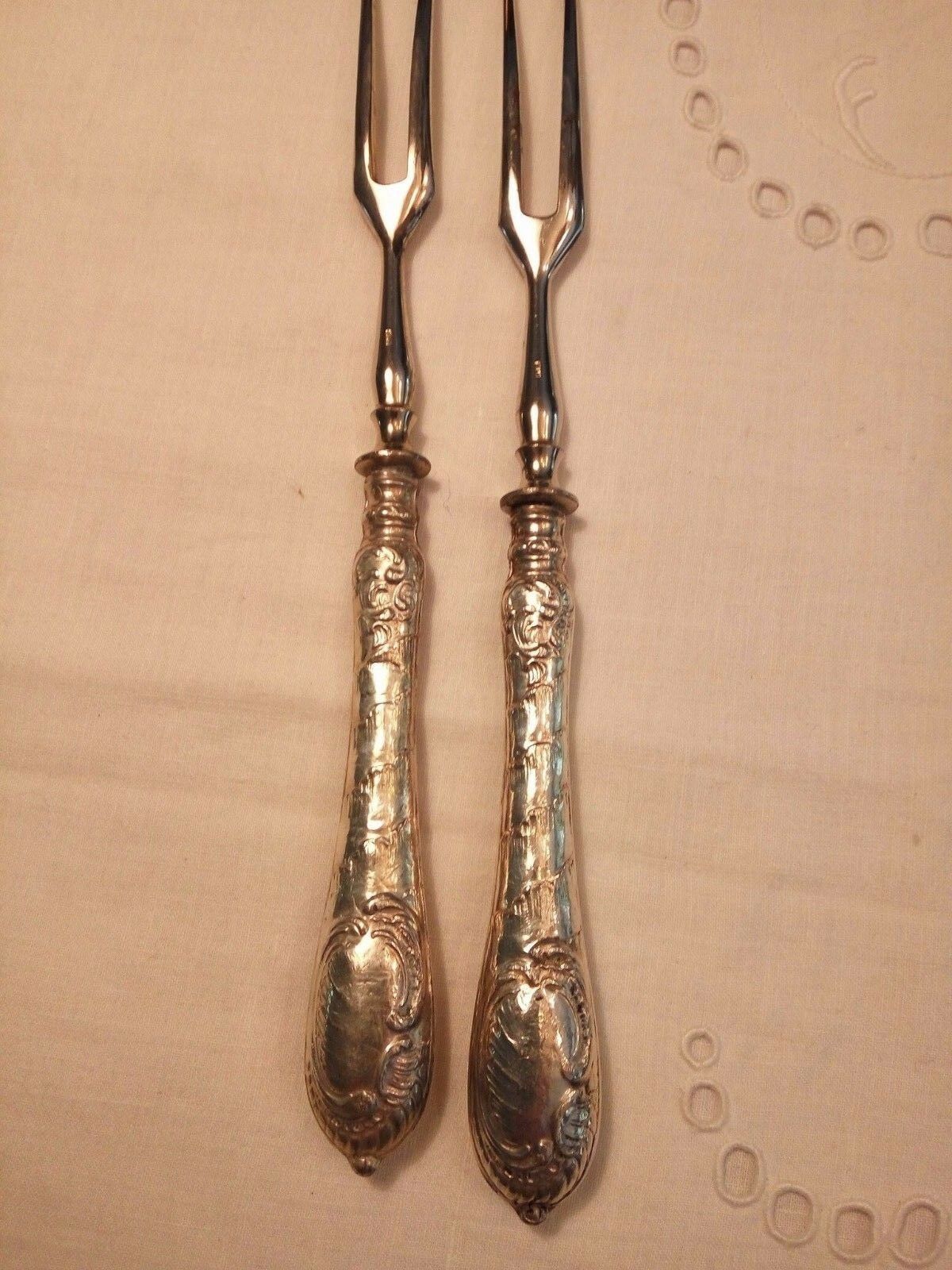 Lot de deux fourchettes à rôti, manche en argent fourré, longueur: 20,5 cm - Modus Vivendi Antiques