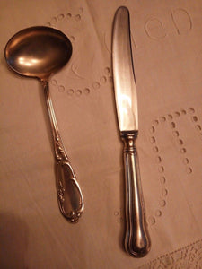 Couteau à rôti et cuillère à sauce en métal argenté poinçonnés, long: 25 et 19cm - Modus Vivendi Antiques