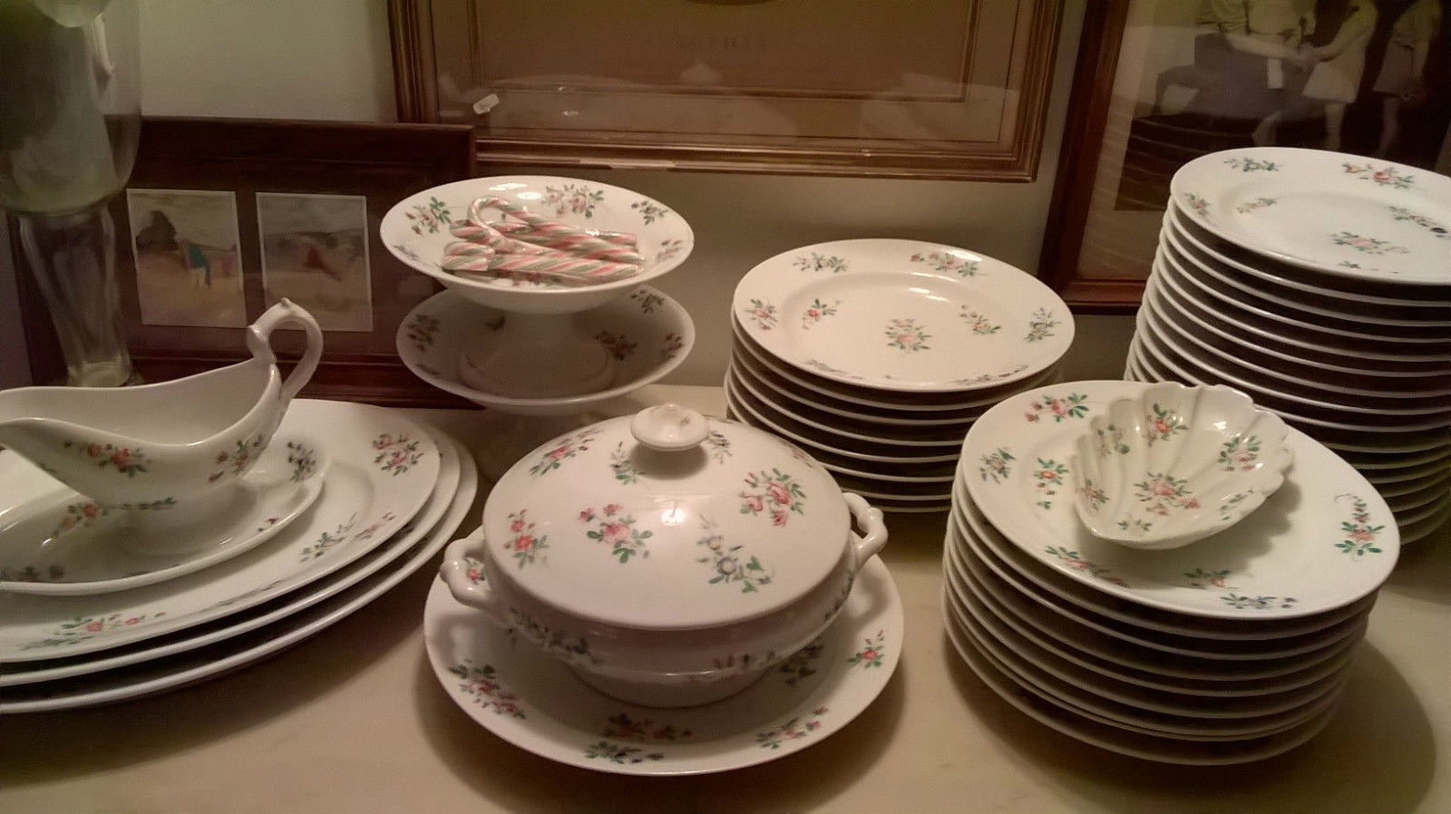 Grande partie de service de table, en porcelaine à décor de fleur - Modus Vivendi Antiques