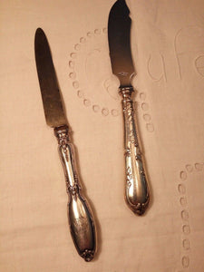 Lot de deux couteaux, manche en argent fourré, longueur: 20,5 et 21,5 cm. - Modus Vivendi Antiques
