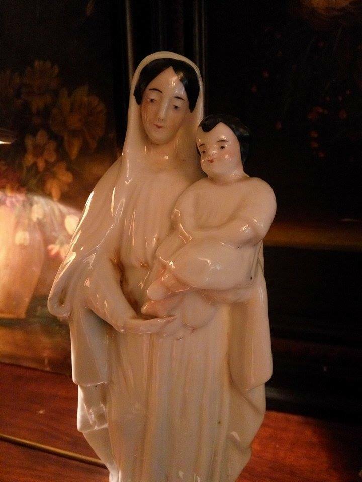 Vierge à l'enfant, XIXème, peinte et reste de dorures, marque et numéro de série - Modus Vivendi Antiques